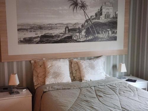 圣保罗La Bella Cintra, 672的一间卧室配有一张床铺,上面有一张图片