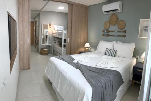 塔曼达雷Flat aconchegante no Eco Resort Praia dos Carneiros - Cama Queen的卧室配有一张白色大床