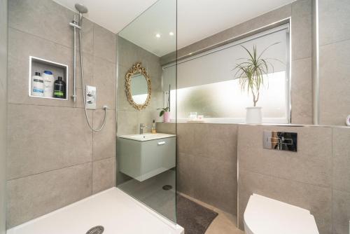海维康11 Boutique studio apartment perfect for peaceful getaway, secluded garden, quiet location的带淋浴、卫生间和盥洗盆的浴室