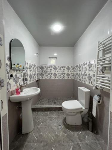 泰拉维Orenda的浴室配有白色卫生间和盥洗盆。