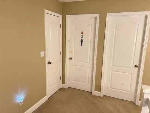 弗雷斯诺Serenity的一间设有 ⁇ 色墙壁的房间,设有两扇白色门