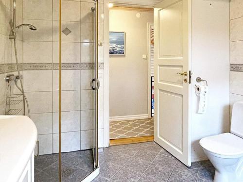 乌德瓦拉Holiday home Uddevalla XXIII的带淋浴和卫生间的浴室