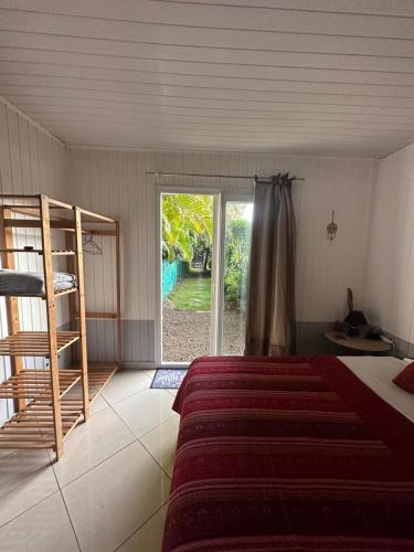 La TontoutaB&B Tontouta的一间卧室设有一张床和一个滑动玻璃门