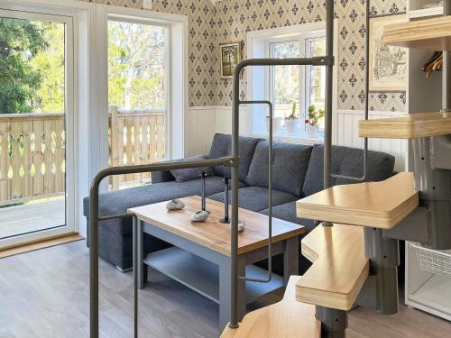 胡丁厄Holiday home HUDDINGE II的客厅配有沙发和桌子