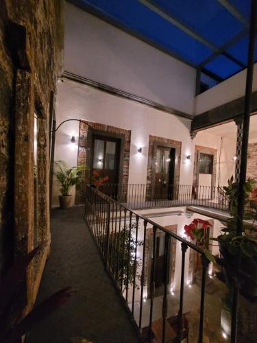 普埃布拉Milo Collection Hotel的一个带游泳池的房子的走廊