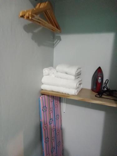 蒙特哥贝The Couples Inn的一堆毛巾放在房间里的一个架子上