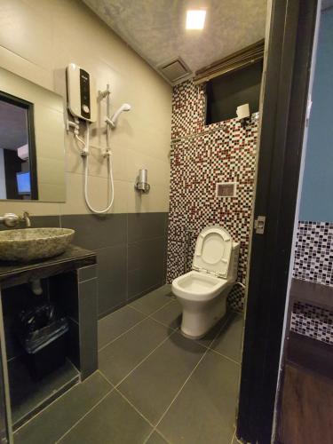 怡保怡保可爱酒店及旅馆的一间带卫生间和水槽的浴室