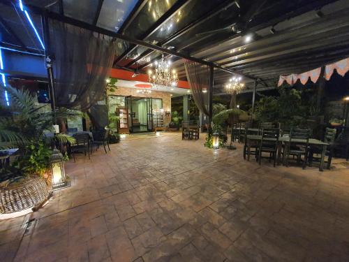 怡保怡保可爱酒店及旅馆的餐厅设有一座带桌椅的庭院