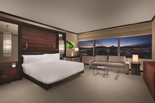 拉斯维加斯Gorgeous Suite Vdara 22nd FLR - POOL View - FREE Valet的一间卧室配有一张床、一张沙发和窗户。