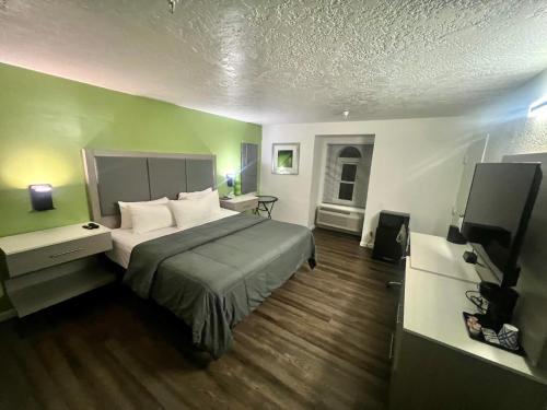 圣克鲁兹The Aqua Pacific Hotel的酒店客房,配有床和电视