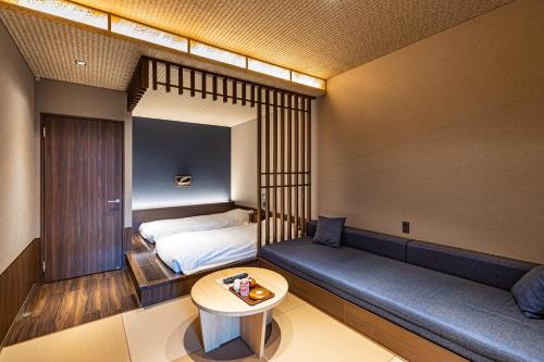 箱根仙石原芒草原一之汤日式旅馆的小房间设有一张床和一张桌子