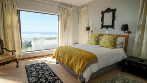阿尔弗雷德港A-View-at-Kingfisher Port Alfred Guest Accommodation的一间卧室设有一张床和一个大窗户