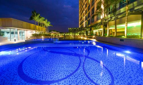 槟城日光酒店内部或周边的泳池