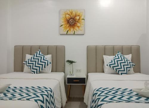 长滩岛碧海蓝天沙滩酒店的两张睡床彼此相邻,位于一个房间里
