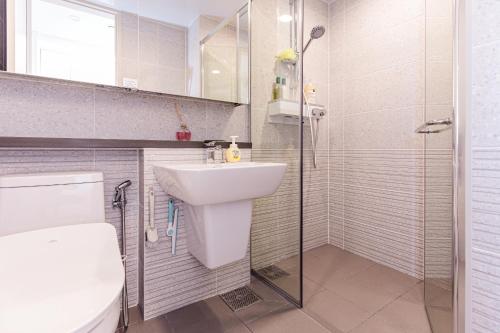 丽水市Ocean Marina Suite View的浴室配有卫生间、盥洗盆和淋浴。