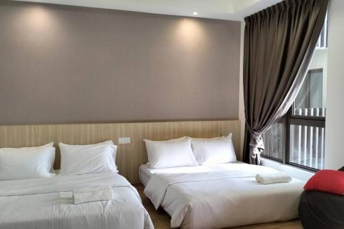马六甲NEW Cozy Seaview Bali Residences Studio 4pax near Jonker的酒店客房设有两张床和窗户。