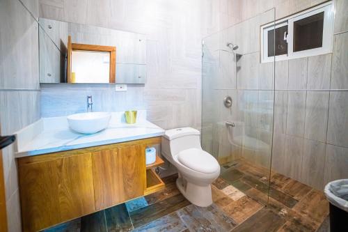 圣弗朗西斯科德马科里斯Verdana Rental Residencial Arlene II SFM的浴室配有卫生间、盥洗盆和淋浴。