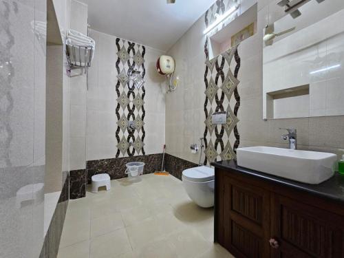 焦特布尔Khamma Heritage的一间带水槽和卫生间的浴室