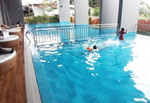 Ấp Phú ThọDuctaigallery's Apt& Pool-Good view的两个孩子在大型游泳池玩耍