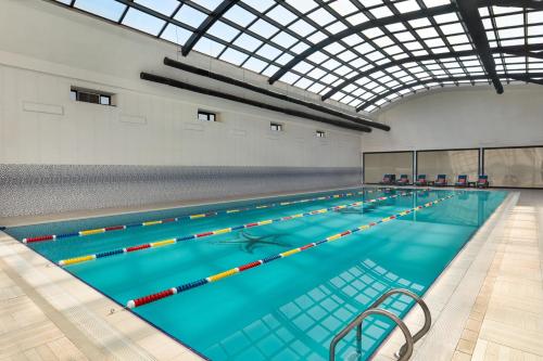 巴库Wyndham Baku的一个带玻璃天花板的大型室内游泳池