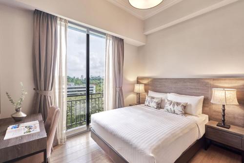 新加坡Adina Serviced Apartments Singapore Orchard的一间卧室设有一张大床和一个大窗户