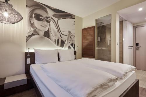 慕尼黑Hotel GIO的一张床上,上面有一张戴太阳镜的女人的照片