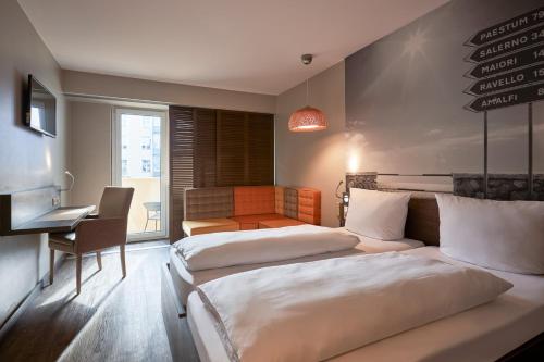 慕尼黑Hotel GIO的酒店客房配有两张床和一张书桌
