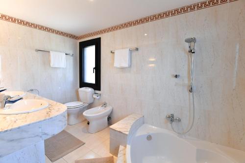 Castillo de AroVilla with seaview at Platja d'Aro 11p的带浴缸、盥洗盆和卫生间的浴室