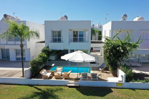 普罗塔拉斯Jasmine Sea Front Villa的享有带游泳池的别墅的空中景致