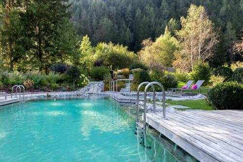 加伊斯博格费丽伊登酒店的一个带木甲板和木架的大型游泳池