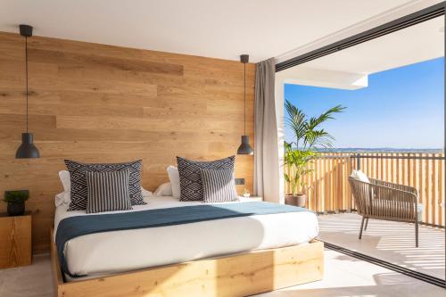 穆罗海滩海鸥套房酒店及Spa的一间卧室设有一张床和一个阳台
