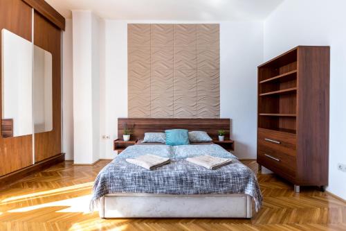 布达佩斯Danube Apartment的一间卧室配有一张带蓝色枕头的床