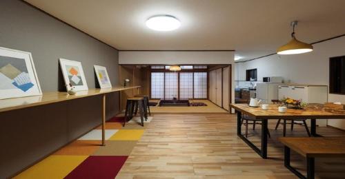 京都Kyoto Hostel japanese room 2F / Vacation STAY 8178的一间带桌子的客厅和一间厨房