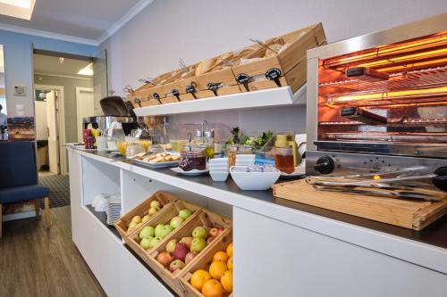 里斯本帕特里亚酒店的厨房在柜台上摆放着水果和蔬菜