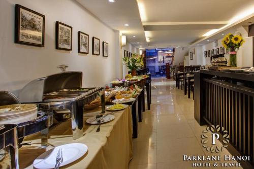 河内Parklane Central Hanoi Hotel的一间提供自助餐的餐厅,供应各种食物