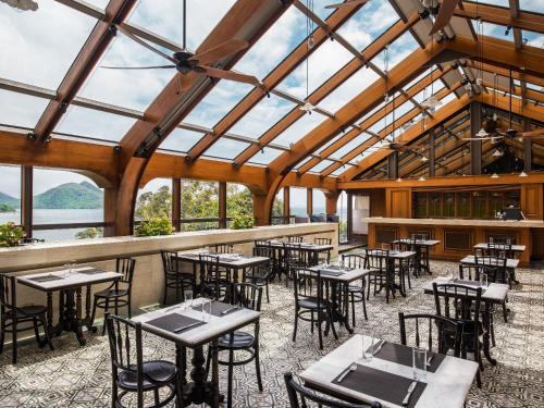 香港大澳文物酒店的用餐室设有桌椅和窗户。