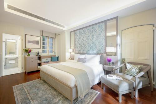 香港大澳文物酒店的一间卧室配有一张大床和一把椅子