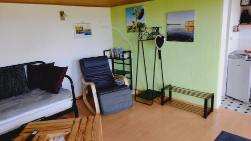 GotthunRast im Grünen的客厅配有沙发和椅子