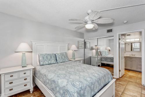 彭萨科拉海滩Santa Rosa Dunes 923的一间卧室配有一张床和吊扇
