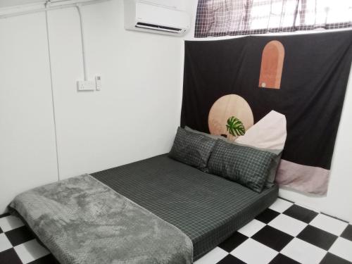 彭亨The Loft Bentong的一张小床,位于一个设有 ⁇ 形地板的房间