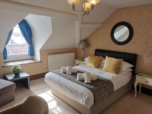 卡迪根Llety Teifi Guest House的一间卧室设有一张大床和一个大窗户