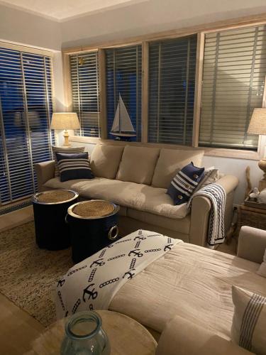 米兹多洛杰Playa Baltis Apartamenty Club di Mare的客厅配有沙发和1张床