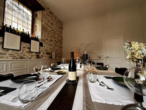 圣莱奥纳尔德诺布拉利斯花园酒店的用餐室配有带1瓶葡萄酒的桌子