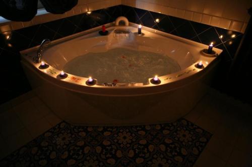 图瓦格纳尼瑞吉丝健康度假酒店的浴室内设有带蜡烛的大型浴缸。