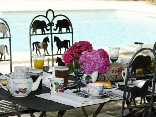 卡斯泰尔诺德梅多克岛屿堡垒 - 客房酒店的一张桌子,上面放着花茶