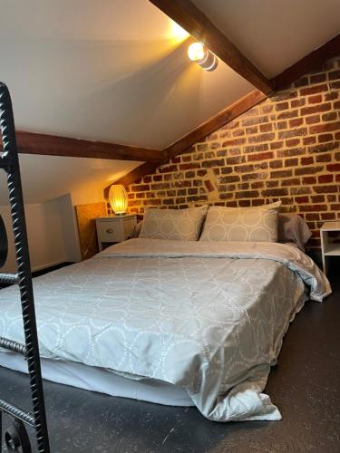 迪耶普L entrepote的卧室配有砖墙内的床铺