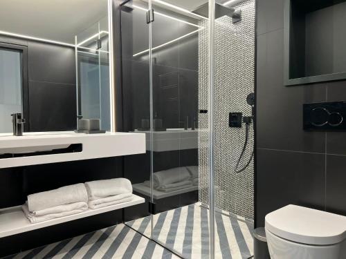 维也纳Fesh Lofts的一间带玻璃淋浴和卫生间的浴室