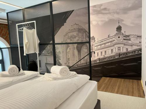 维也纳Fesh Lofts的一张位于一间客房的两张床,享有大楼的图片