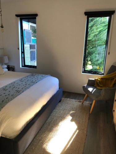 玛格丽特河斯图尔特公寓的一间卧室设有一张床和两个窗户。