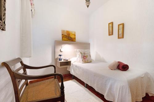 布埃纳维斯塔德尔诺尔特La Cuadra的一间小卧室,配有两张床和椅子